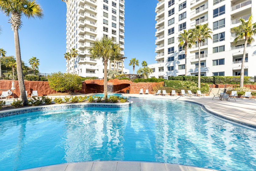 Perched on the 19th-floor penthouse level, this exceptional Luau - photo 46