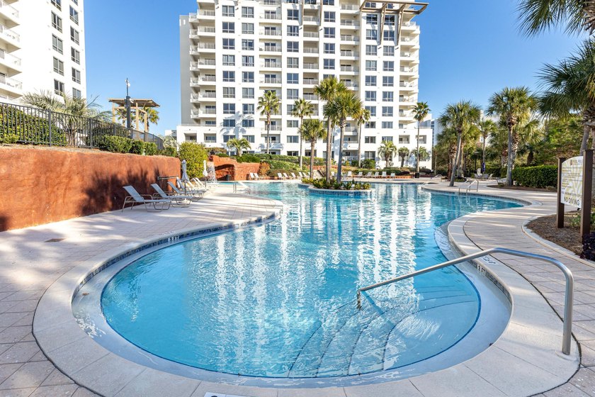 Perched on the 19th-floor penthouse level, this exceptional Luau - photo 50