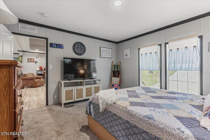 Welcome home to this beautiful 2023 manufactured home offering - photo 11