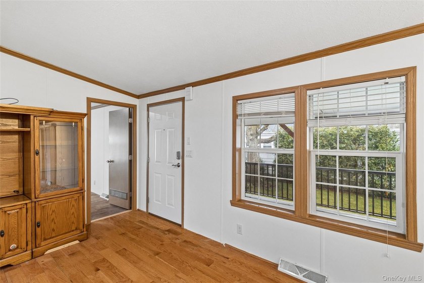 Recently renovated 2004 manufactured home located in a desirable - photo 5