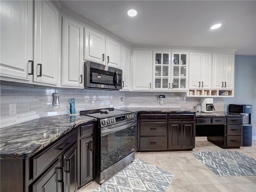 COME HOME TO THAT ISLAND VIBE!!!! This stunning, thoughtfully - photo 10