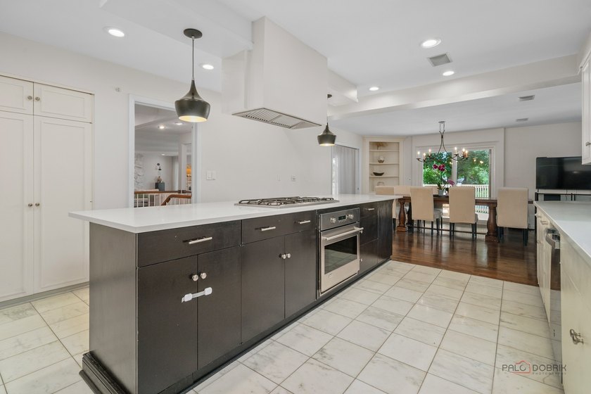 Welcome to this exceptional 5-bedroom, 4.1-bath ranch home - photo 15