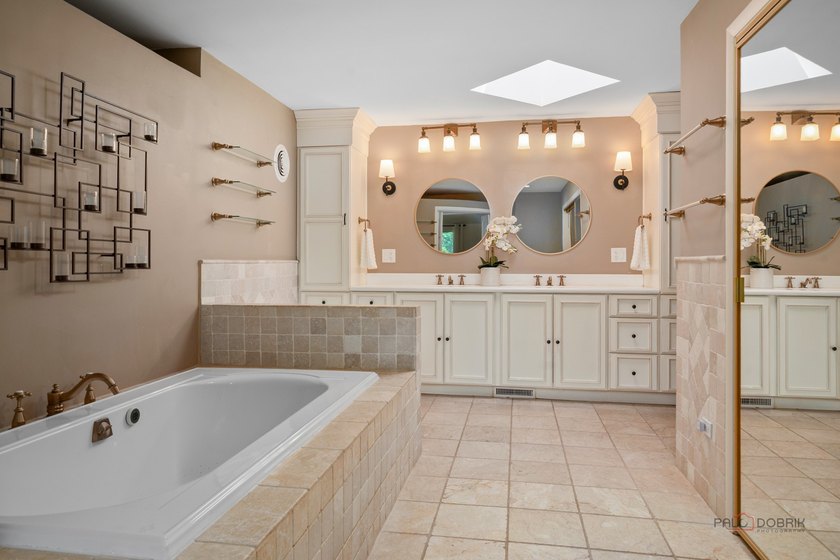 Welcome to this exceptional 5-bedroom, 4.1-bath ranch home - photo 28