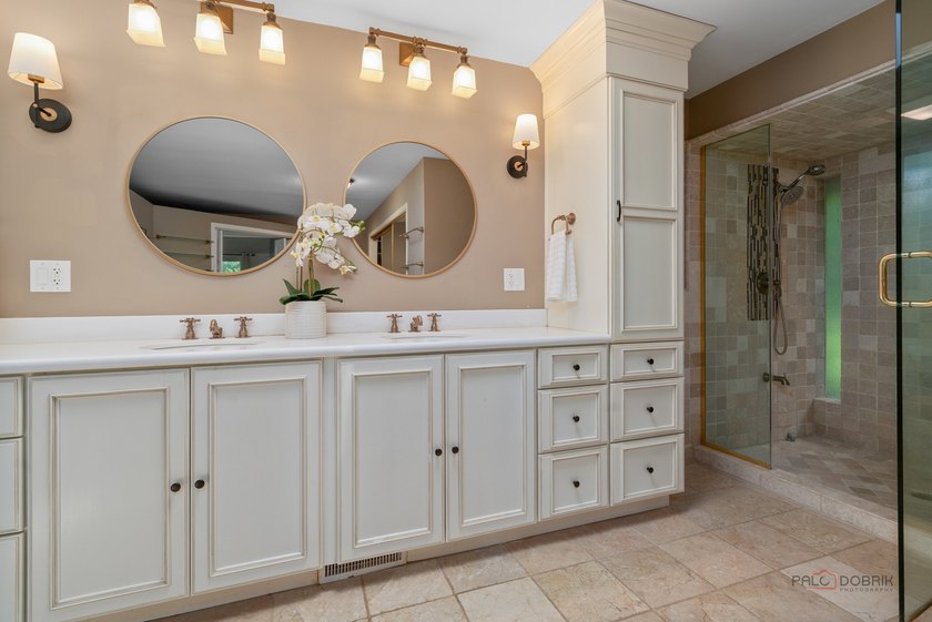 Welcome to this exceptional 5-bedroom, 4.1-bath ranch home - photo 29