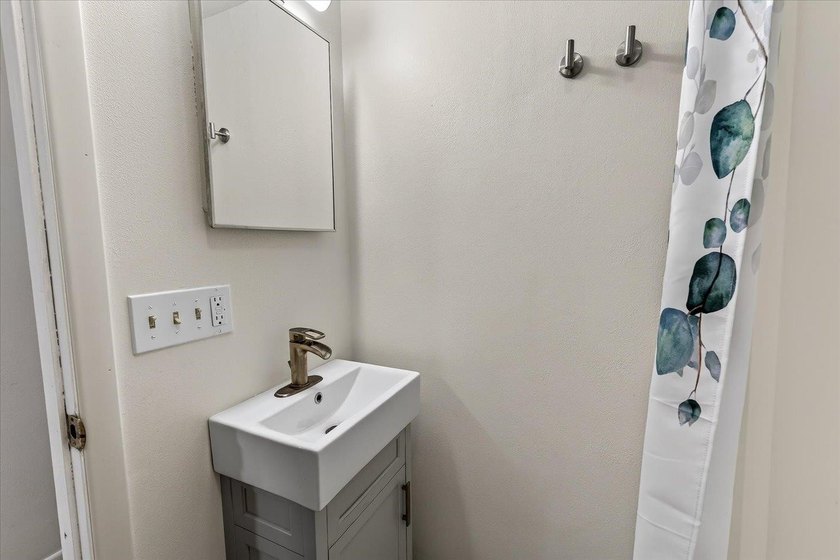 Welcome to this inviting west Madison ranch in the sought-after - photo 34
