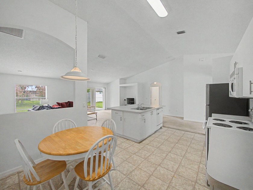Welcome to this spacious 3-bedroom, 2-bathroom home ideally - photo 12