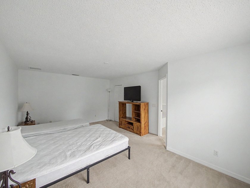 Welcome to this spacious 3-bedroom, 2-bathroom home ideally - photo 17