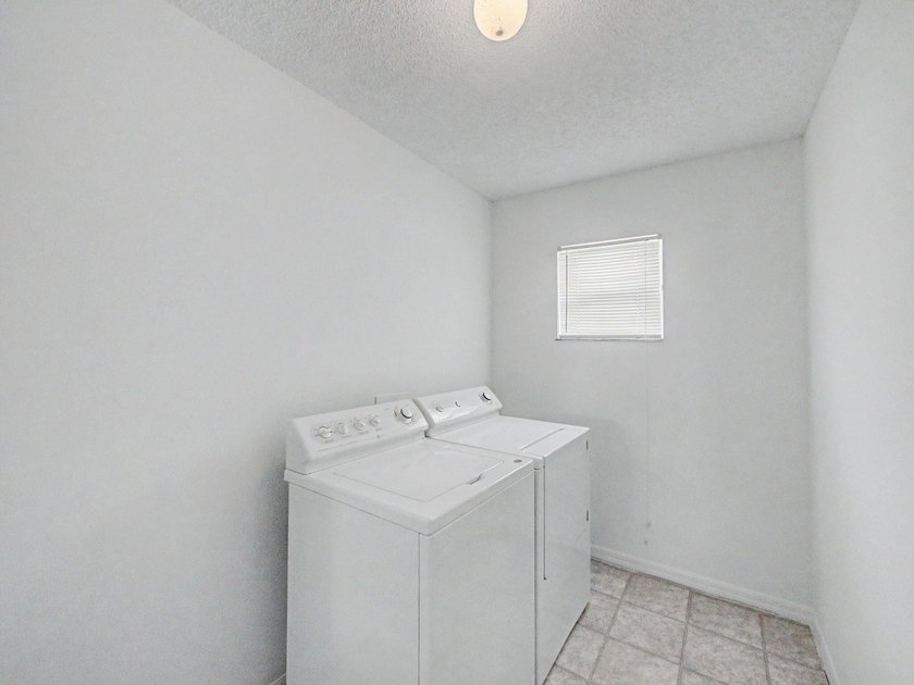 Welcome to this spacious 3-bedroom, 2-bathroom home ideally - photo 24