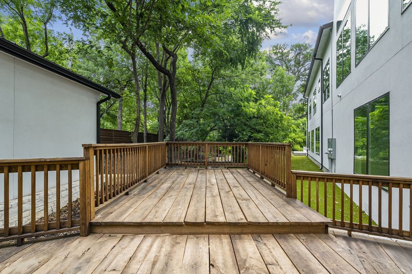 Luxury and comfort blend effortlessly in this exceptional - photo 11