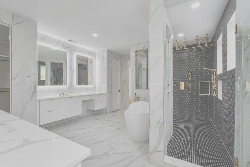 Luxury and comfort blend effortlessly in this exceptional - photo 18
