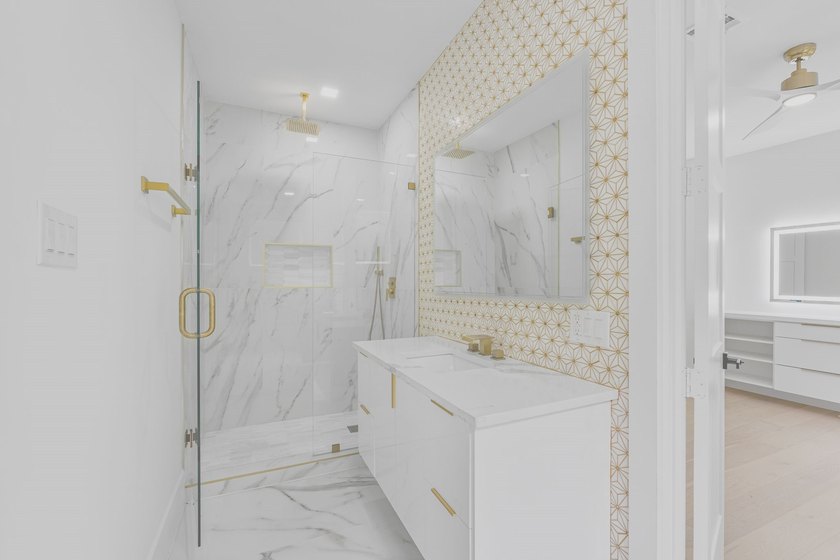 Luxury and comfort blend effortlessly in this exceptional - photo 27