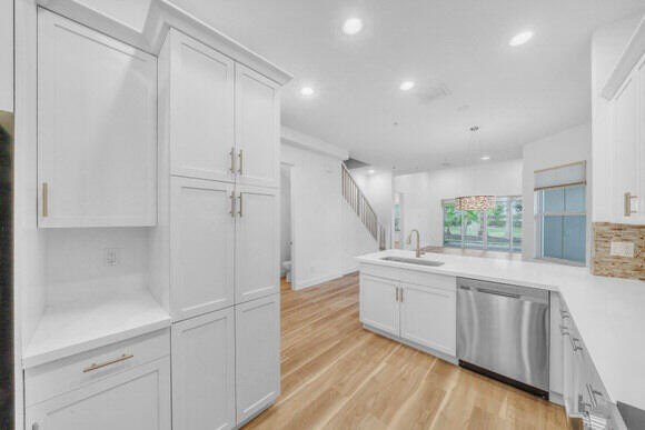 Discover a modern 4-bedroom, 3.5-bath residence (built 2016) in - photo 21