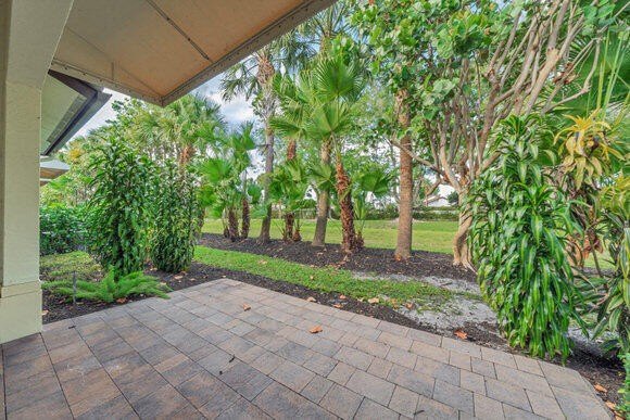 Discover a modern 4-bedroom, 3.5-bath residence (built 2016) in - photo 25