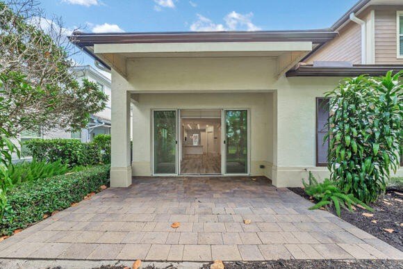Discover a modern 4-bedroom, 3.5-bath residence (built 2016) in - photo 26