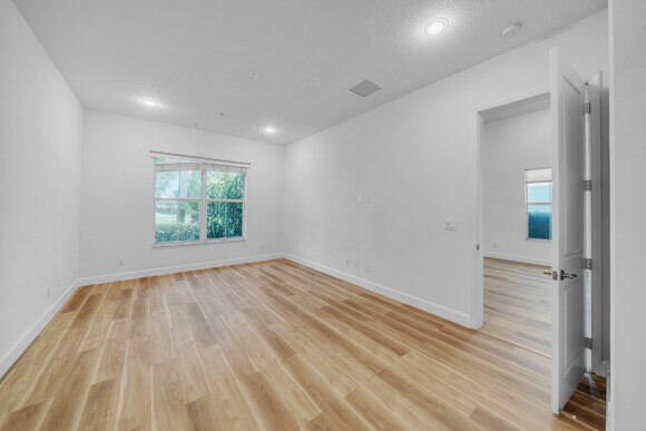 Discover a modern 4-bedroom, 3.5-bath residence (built 2016) in - photo 27