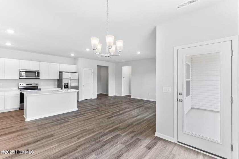 The Retreat floor plan welcomes you home with a perfect harmony - photo 8
