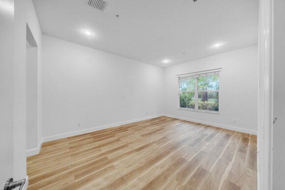 Discover a modern 4-bedroom, 3.5-bath residence (built 2016) in - photo 28