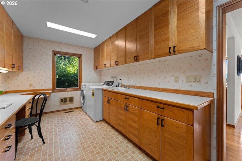 Perched atop a bluff overlooking the Sandy River Valley, this - photo 32