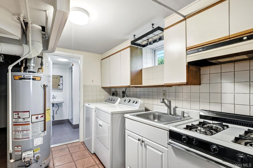 Welcome to this a well-maintained home offering comfort, space - photo 33
