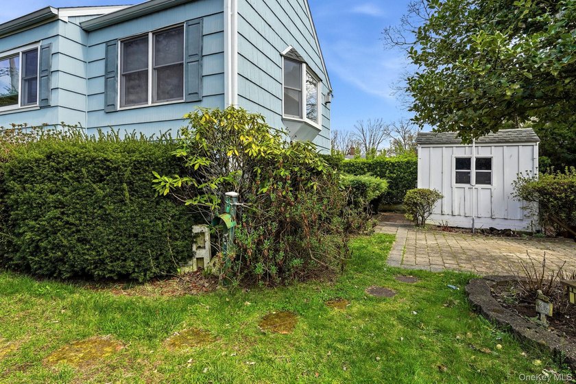 Welcome to this a well-maintained home offering comfort, space - photo 35