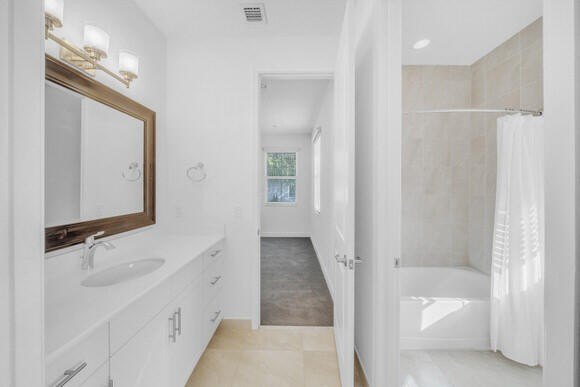 Discover a modern 4-bedroom, 3.5-bath residence (built 2016) in - photo 55
