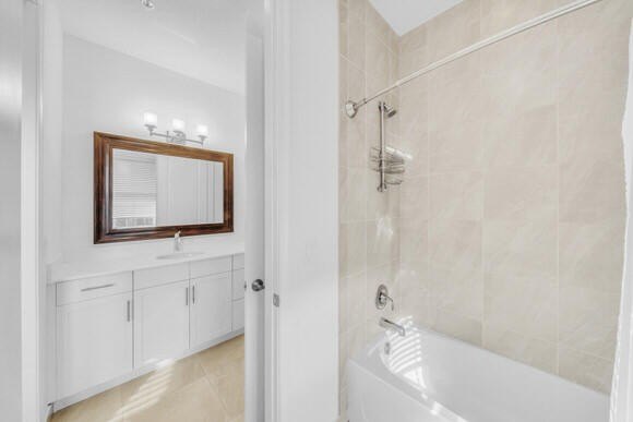 Discover a modern 4-bedroom, 3.5-bath residence (built 2016) in - photo 57