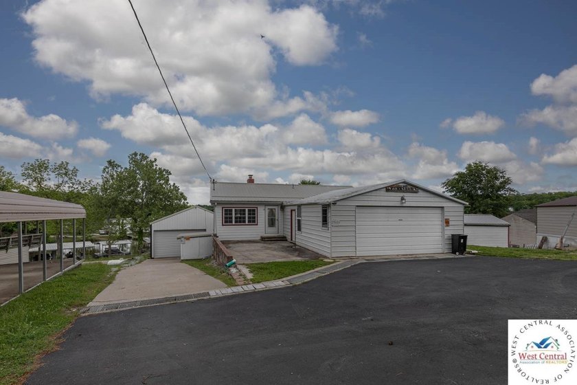 4-bed, 2-bath waterfront home in the Turkey Creek arm of Lake of - photo 16