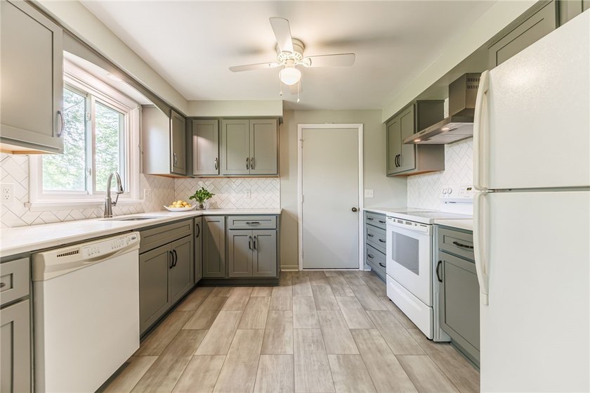 Welcome home to this lovingly maintained split-level, proudly - photo 12