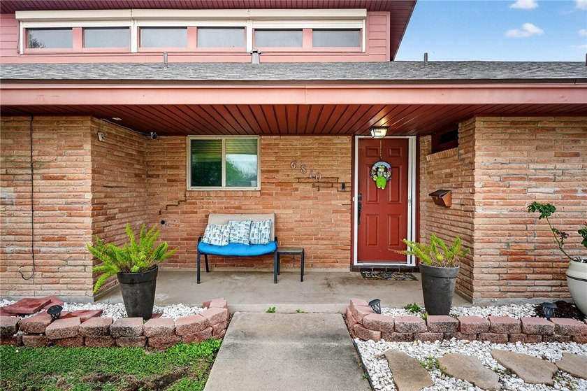 Open House Sun., June 14th from 1 to 3! Nestled in the desirable - photo 3