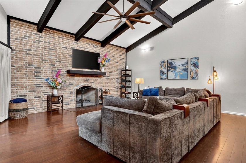 Open House Sun., June 14th from 1 to 3! Nestled in the desirable - photo 7