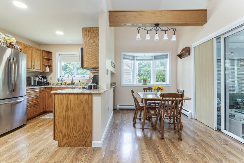 Nestled in Portland's Stroudwater neighborhood on a quiet - photo 8