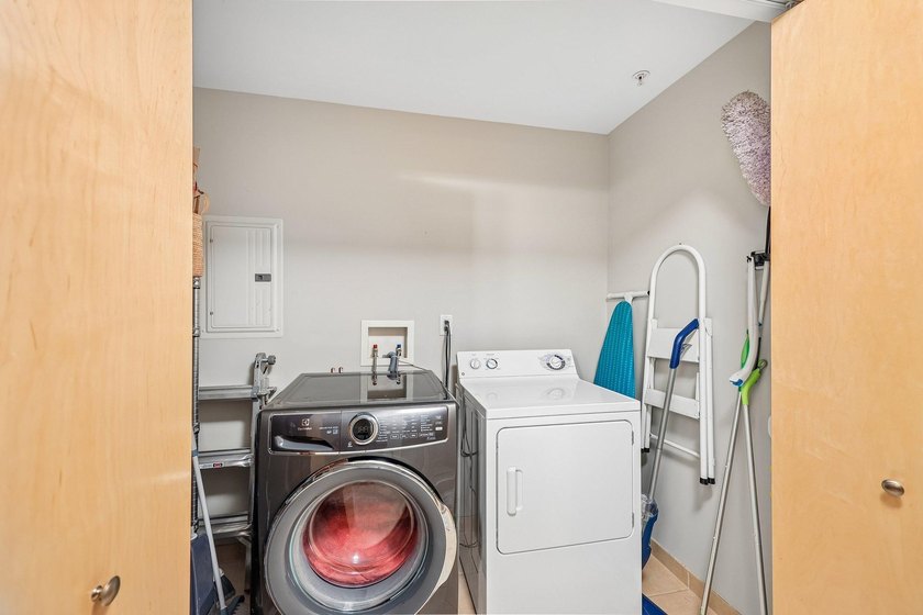 Welcome to 212 Lofts, where city living feels open, bright, and - photo 31