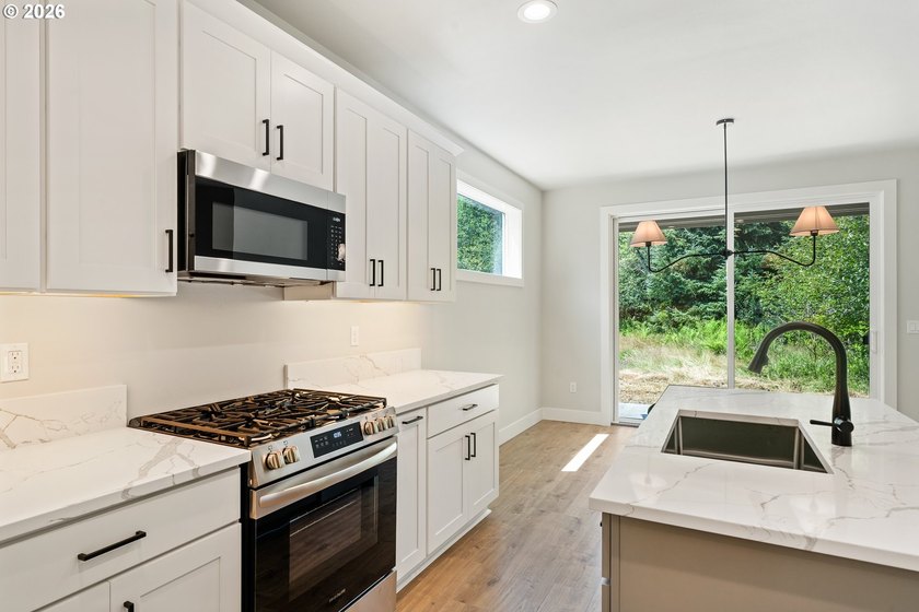 Beautiful new Traditional home backing to serene greenspace - photo 11