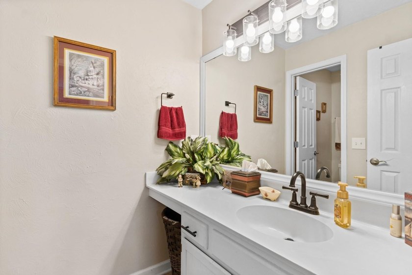 Welcome to your new oasis in the highly desirable River Oaks - photo 15