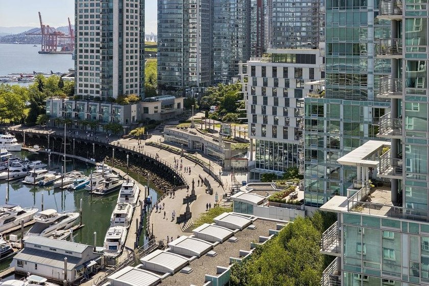 Spectacular marina, ocean and mountain-view home at the coveted - photo 15