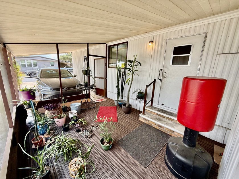 This home is located on a nice size lot w/ no backyard neighbors - photo 16