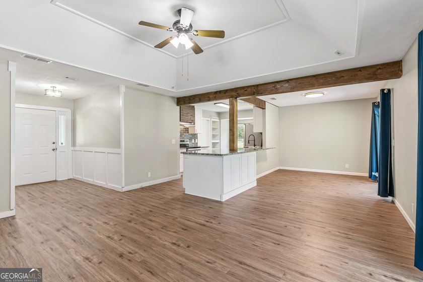Discover this beautifully updated 3 bedroom, 2 bathroom home - photo 6