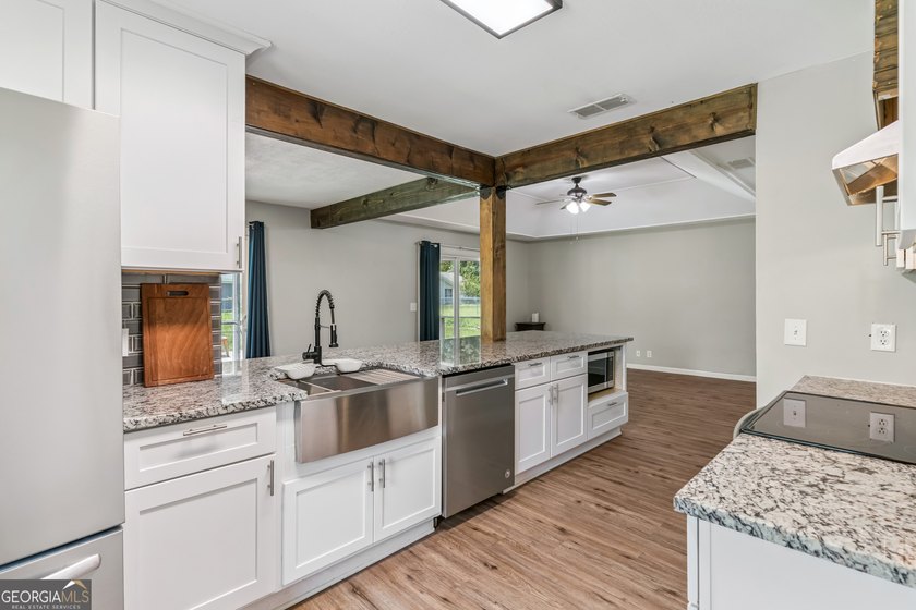 Discover this beautifully updated 3 bedroom, 2 bathroom home - photo 8