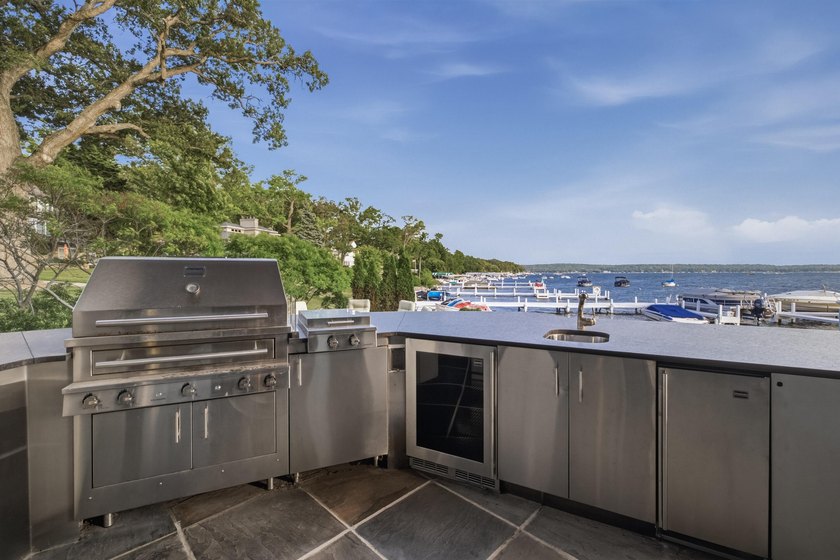 Welcome to pier 240. Here you'll find an impeccably maintained - photo 8
