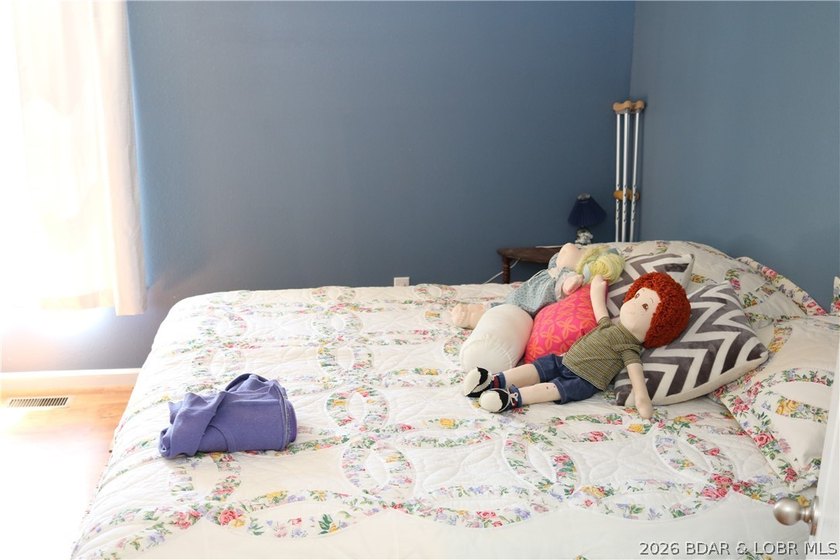 LARGE COUNTRY HOME WITH HIGHLY DESIRABLE LOCATION. ALMOST 4200 - photo 19