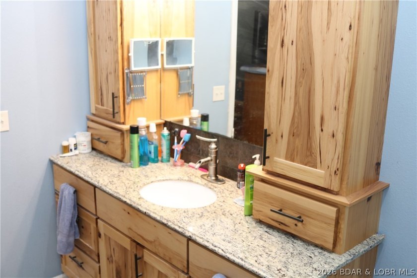 LARGE COUNTRY HOME WITH HIGHLY DESIRABLE LOCATION. ALMOST 4200 - photo 29