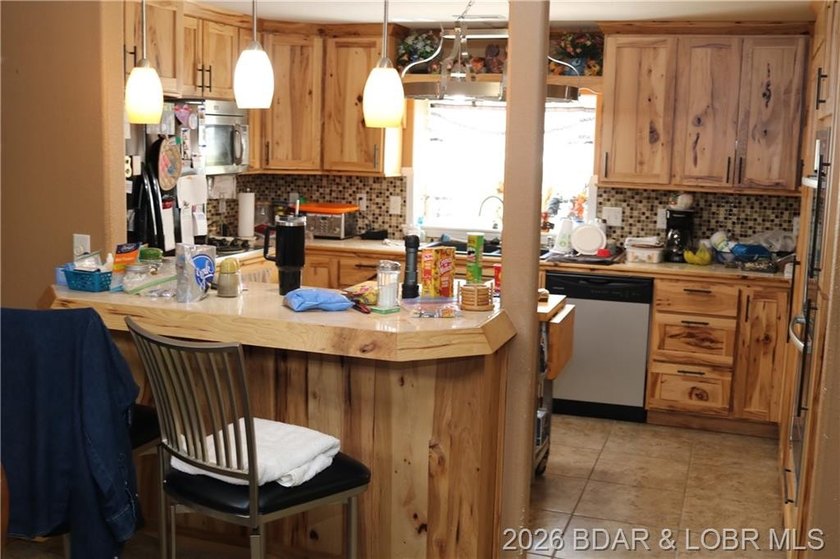 LARGE COUNTRY HOME WITH HIGHLY DESIRABLE LOCATION. ALMOST 4200 - photo 33