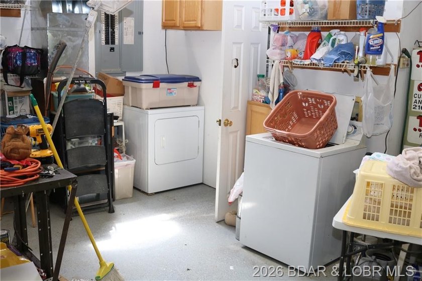 LARGE COUNTRY HOME WITH HIGHLY DESIRABLE LOCATION. ALMOST 4200 - photo 49