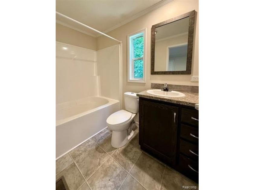 Move-in ready 3-bedroom, 2-bath manufactured home built in 2019 - photo 12