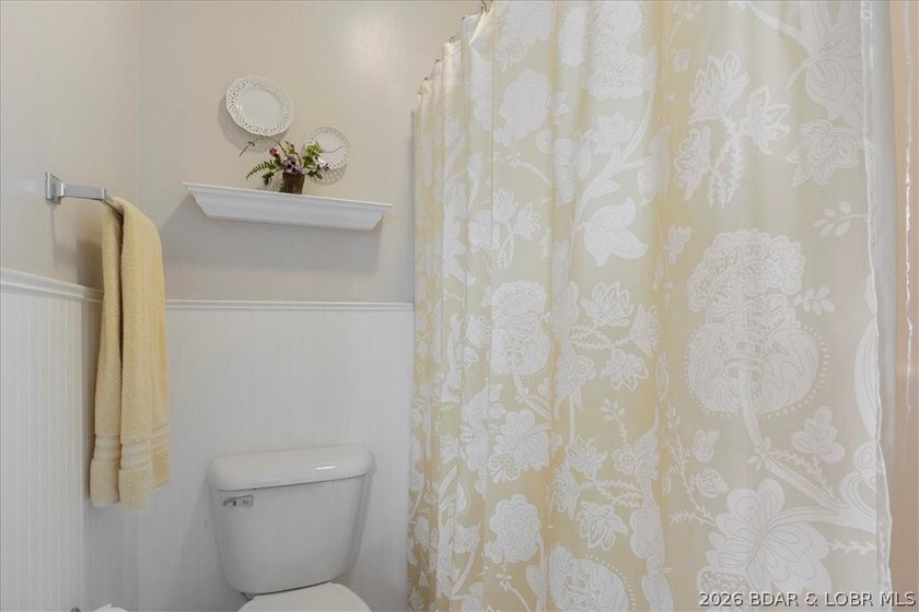 MOTIVATED SELLER! Welcome to easy lake living! This beautifully - photo 17