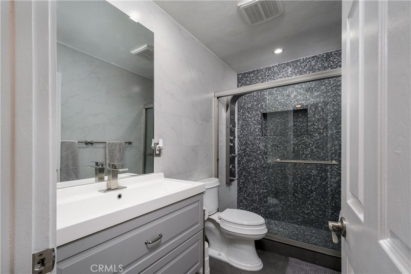 Fabulous pool home located on a quiet cul-de-sac in the highly - photo 20