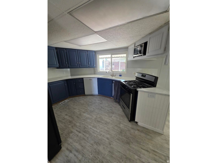 This beautiful Home is located in the heart of Salt Lake County - photo 7
