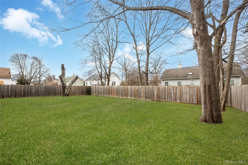4-bedroom home with a flexible layout in Bay Shore and a - photo 4