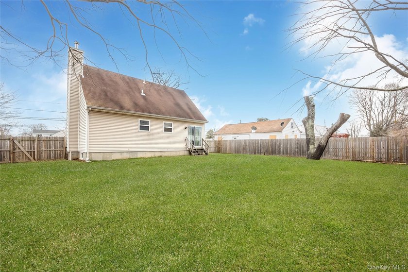 4-bedroom home with a flexible layout in Bay Shore and a - photo 5