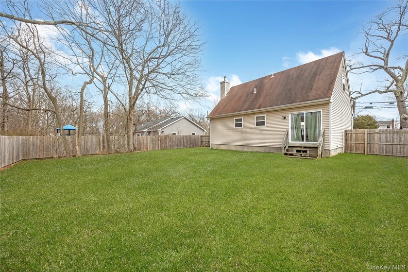 4-bedroom home with a flexible layout in Bay Shore and a - photo 7